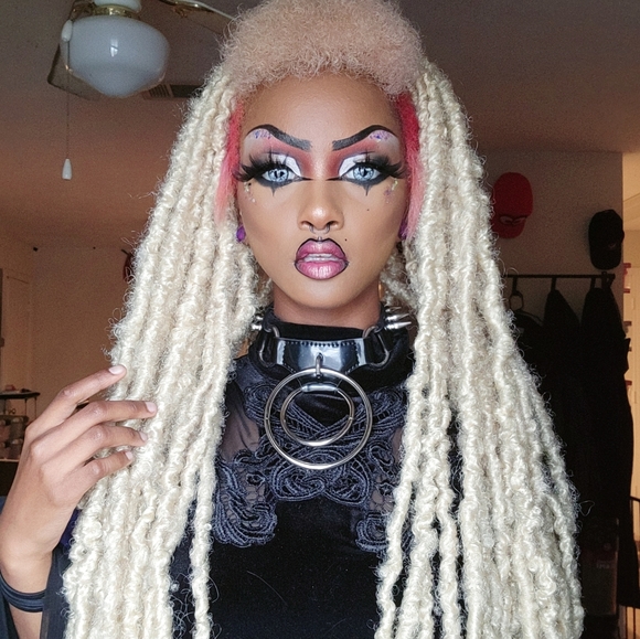 Meet your Posher, Demi - Picture 2 of 11